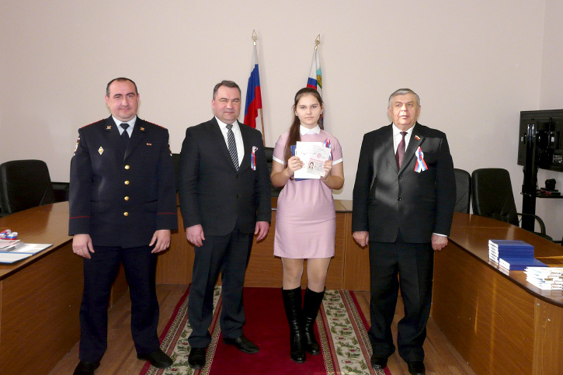 В преддверии 25-летия областной Думы депутаты вручили юным жителям региона паспорта