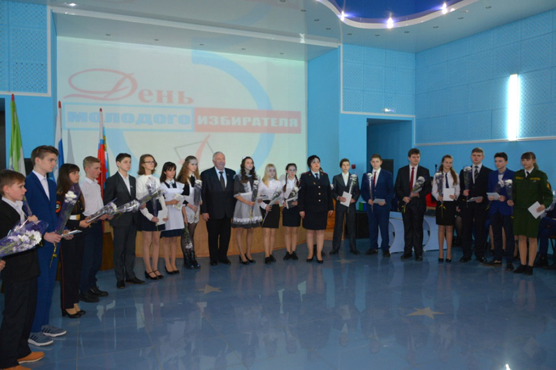 В преддверии 25-летия областной Думы депутаты вручили юным жителям региона паспорта