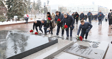 В память о героях всех времён и поколений: в День защитника Отечества в Белгороде почтили подвиг павших воинов 