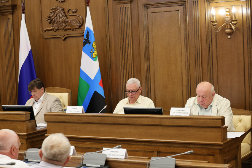 В преддверии 54-го заседания областной Думы состоялось очередное заседание комитетов 